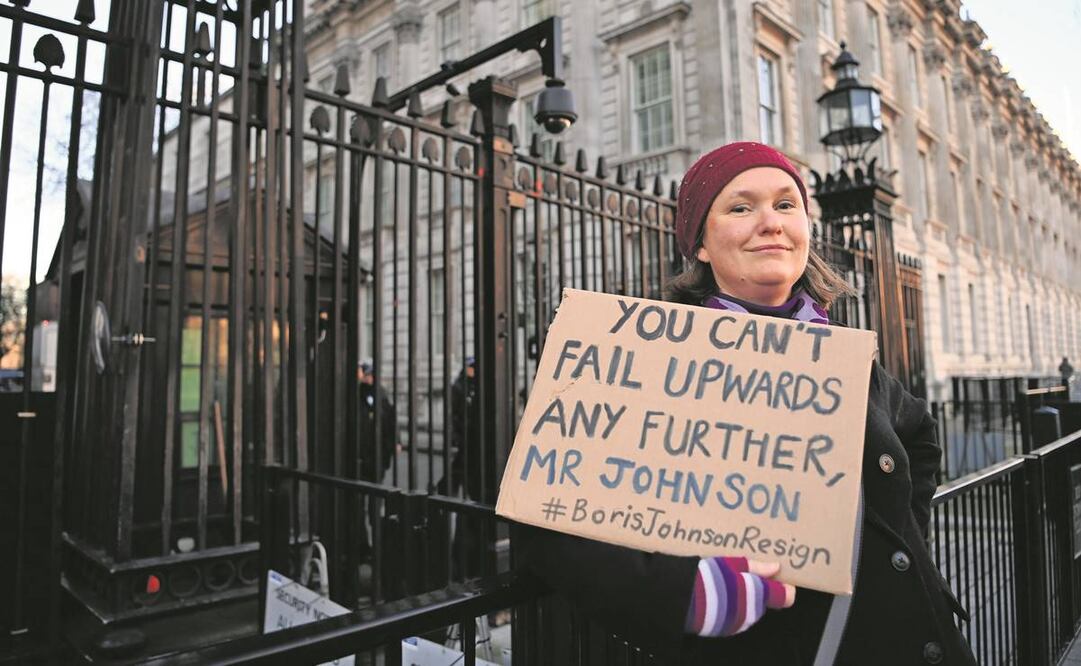 Una británica se manifestó ayer frente a Downing Street ante el escándalo desatado por la asistencia de Johnson a una fiesta. FOTO: ANDY RAIN. EFE