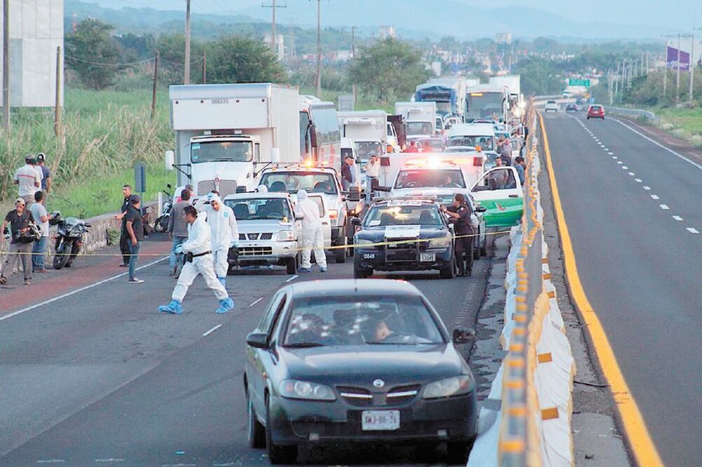 El ataque ocurrió hacia las 19:00 horas del miércoles, cuando padre e hijo circulaban sobre el carril de alta velocidad de la autopista Acapulco-México. Foto/ XAVIER OMAÑA. EL GRÁFICO