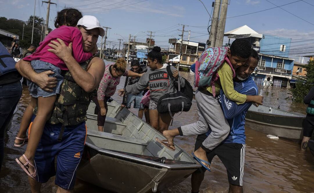 Un grupo de personas son rescatadas en una zona inundada este domingo, en la ciudad de Porto Alegre (Brasil). Foto: EFE