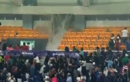 Lluvias provocan derrumbe de techo de auditorio en Aguascalientes