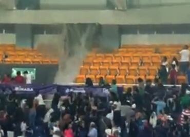 Lluvias provocan derrumbe de techo de auditorio en Aguascalientes