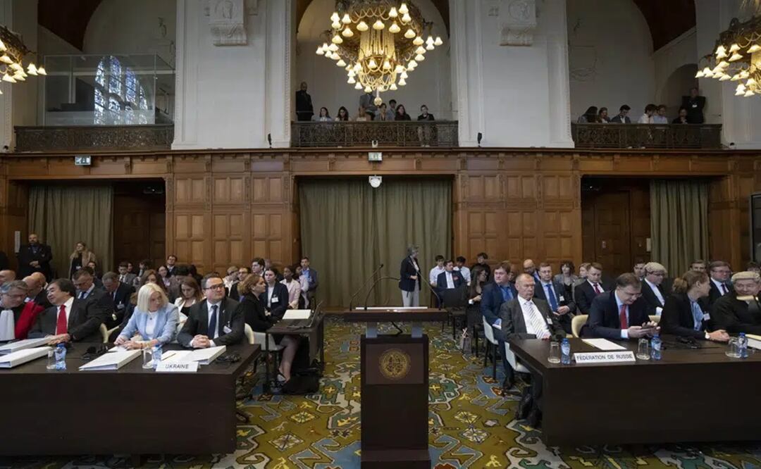 La delegación de Ucrania (izquierda) espera la llegada de los jueces a la Corte Internacional de Justicia, en La Haya, Holanda, el 6 de junio de 2023. Foto: AP