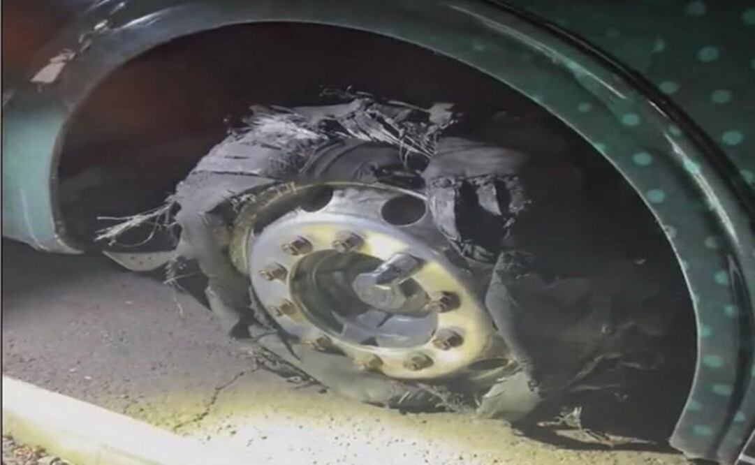 Así quedó una de las llantas del autobús oficial de los Leones de Yucatán que fueron víctimas de un intento de asalto en carretera. Foto: Especial