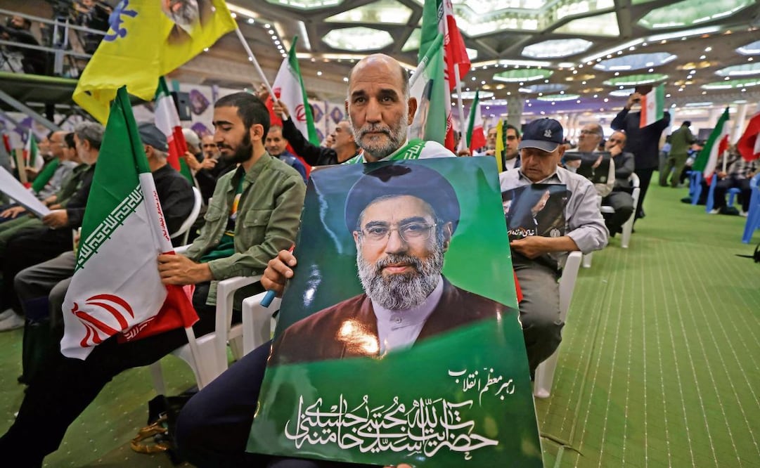 Cientos evocan a los caídos en las guerras de Irán en la mezquita Imam Khomeini, en Teherán. Foto: ATTA KENARE / AFP
