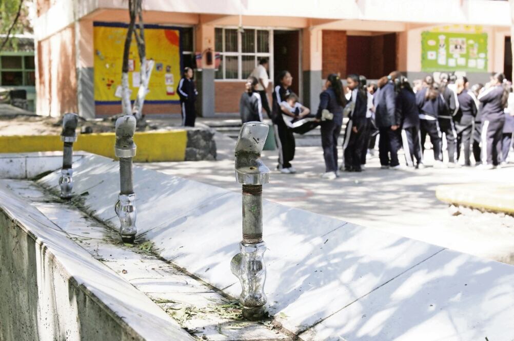 Estrategia estancada. De acuerdo con el Inifed, sólo se han instalado 13 mil 422 bebederos en tres años que lleva en marcha el programa. (ARCHIVO EL UNIVERSAL)
