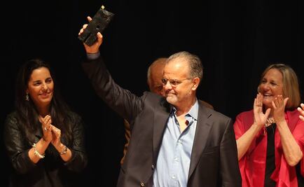 Carlos Franz gana el Premio de Novela Mario Vargas Llosa 