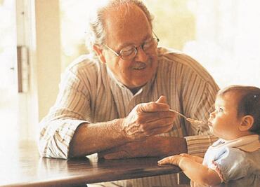 Gobierno abre la posibilidad de pagar a abuelos que cuiden de sus nietos