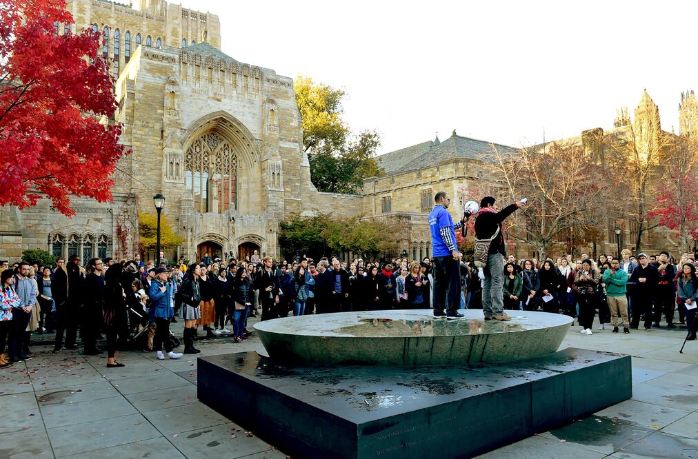 Estudiantes de Yale participan en una protesta para pedir que los centros de estudio en EU ofrezcan santuario a los estudiantes indocumentados ante las políticas de Donald Trump (Foto: AP)
