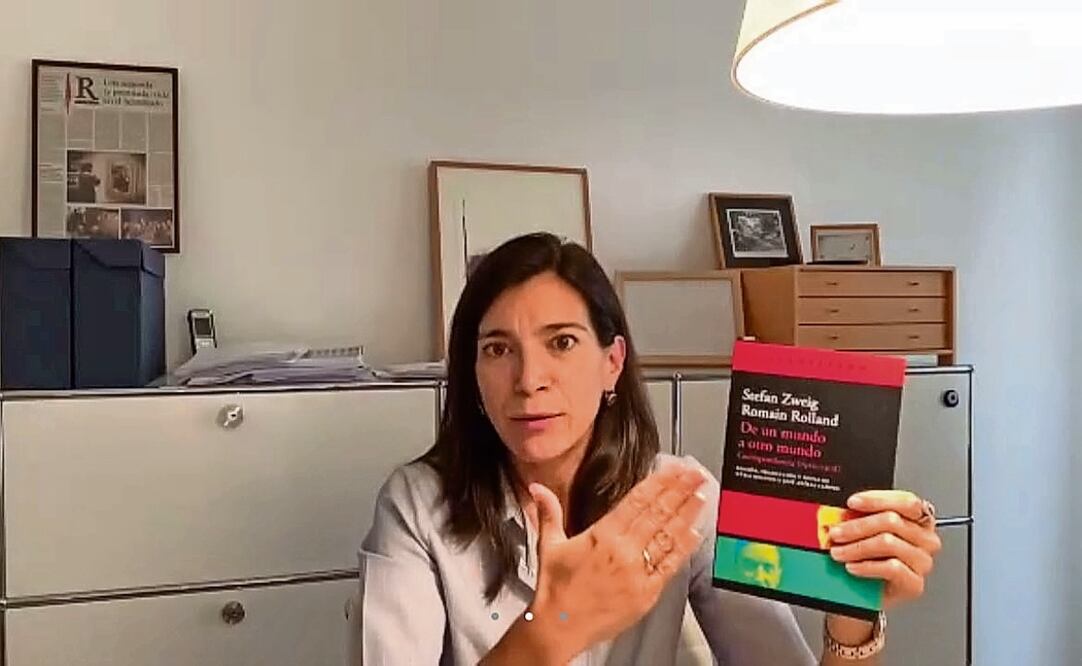 Sandra Ollo, directora editorial de Acantilado, muestra la novedad de Stefan Zweig. Foto: Especial