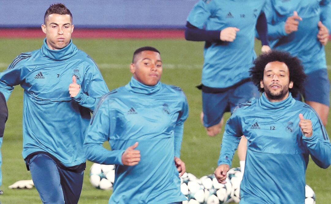 Crisitano Ronaldo (izq.) lleva una buena inercia goleadora en Champions. (PETROS KARADJIAS. AP)