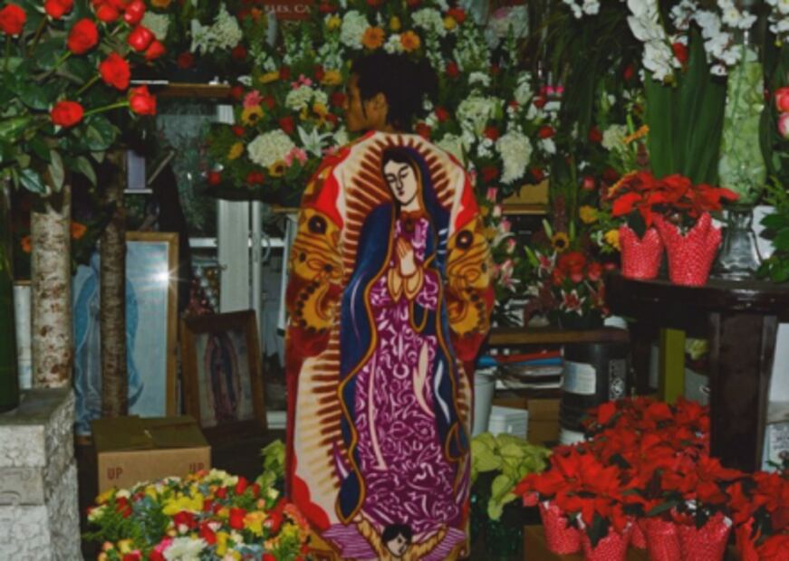 Lanzan abrigos-cobertores de San Marcos y se vuelve viral en redes sociales