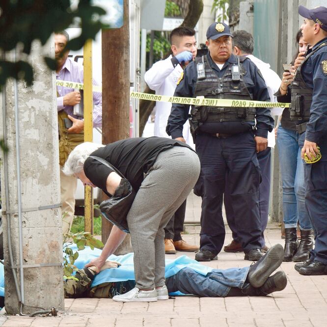 El cuerpo de Francisco Marentes Martínez, de 53 años de edad, quedó sobre la calle Gobernador Antonio Diez de Bonilla. Autoridades revisan cámaras de la zona. (HUGO GARCÍA. EL UNIVERSAL)