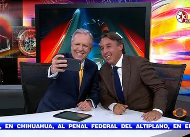 Agradece Azcárraga a López Dóriga; se toman “selfie”
