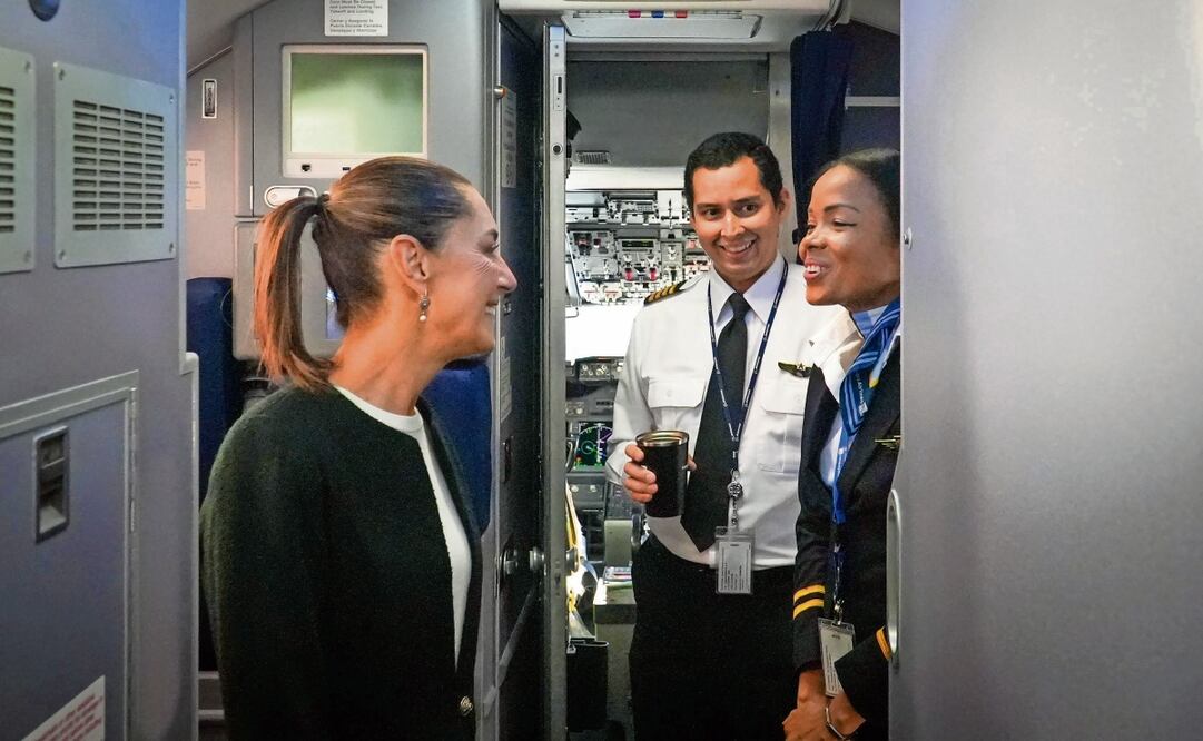 La presidenta Claudia Sheinbaum Pardo viajó ayer en un un vuelo comercial rumbo a Río de Janeiro, Brasil, para participar hoy en la Cumbre de Líderes del G20. A su llegada al AICM, la Mandataria federal saludó y se tomó selfi es con pasajeros. Foto: Especial