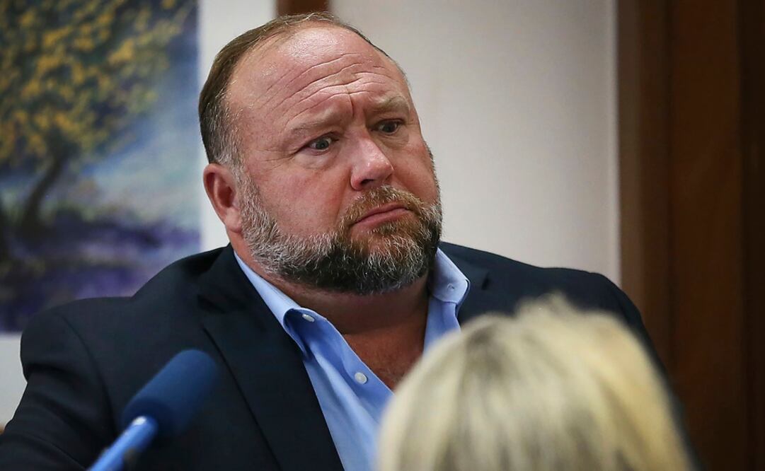 Alex Jones intenta responder preguntas sobre sus correos electrónicos durante el juicio en el juzgado del condado de Travis en Austin. Foto: AP