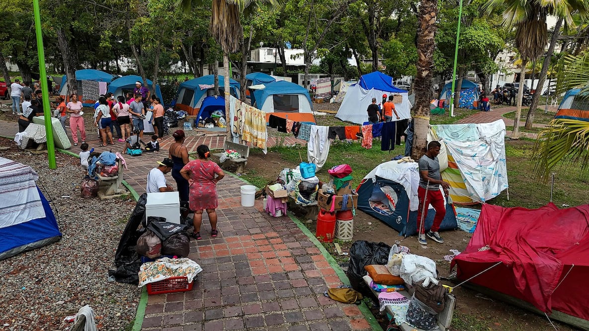 Un campamento de los damnificados de los terremotos del 24 de junio en un parque en Caraballeda, estado de La Guaira. FOTO: MIGUEL MEDINA. AFP