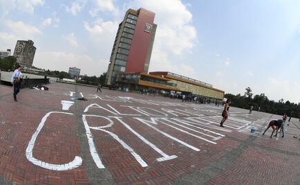 Encapuchados pintan la explanada de Rectoría de la UNAM