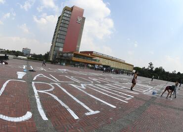 Encapuchados pintan la explanada de Rectoría de la UNAM