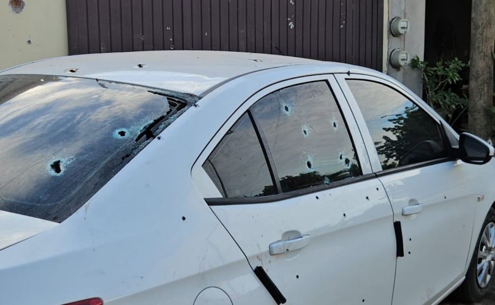 Durante el ataque, dos autos resultaron con daños (03/12/2025). Foto: Cortesía