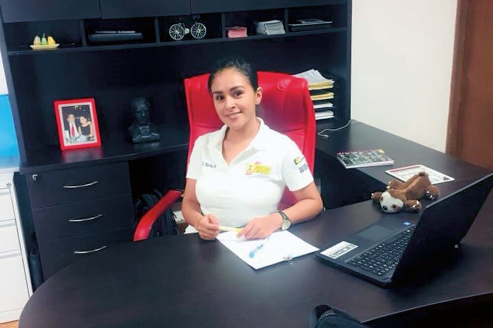 La UAQ, a través de la Dirección de Comunicación, circuló en la web una publicación, con la fotografía de la joven, pidiendo apoyo a la comunidad universitaria( CORTESÍA)