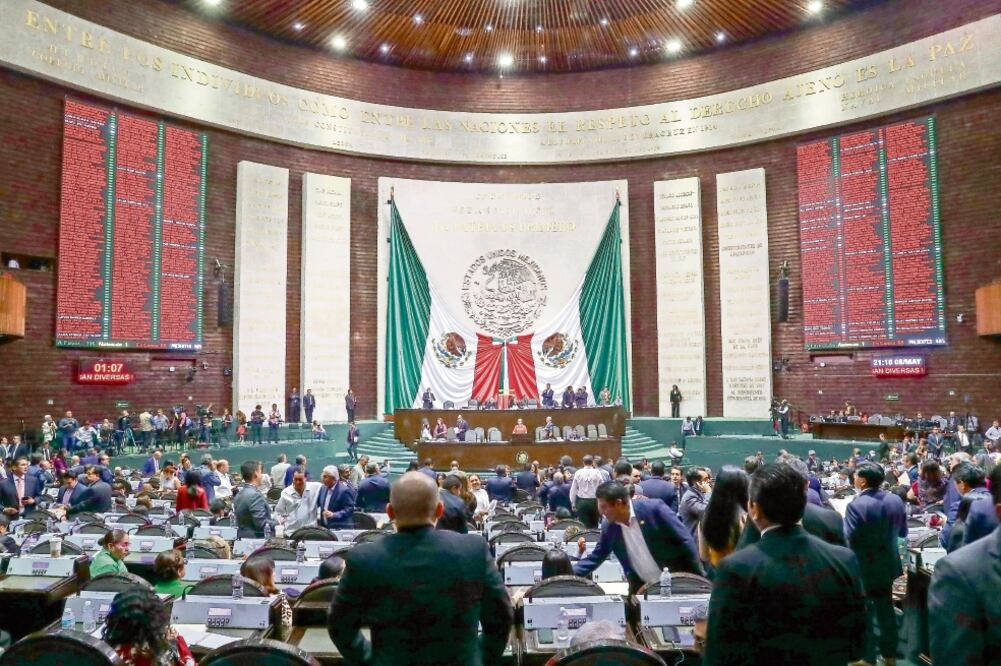 Tras 12 horas de discusión, en el marco del primer periodo extraordinario en la Cámara Baja, los diputados avalaron el dictamen de la reforma educativa / DIEGO SIMÓN. EL UNIVERSAL