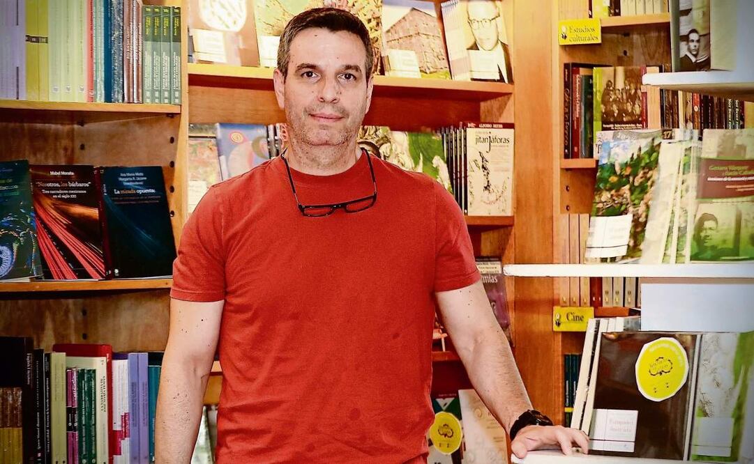 Para el escritor Luis Alberto Ayala Blanco, es importante, pero difícil, que la gente asuma su “propia estupidez”, pues “vivimos en una supuesta era comunitaria donde el egoísmo predomina”. Foto: Berenice Fregoso / EL UNIVERSAL