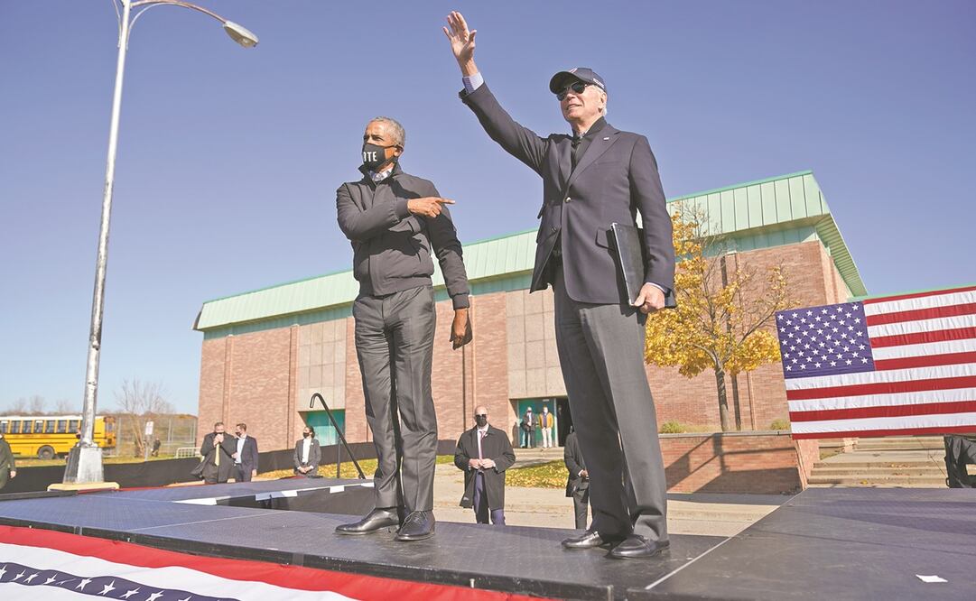 El expresidente Barack Obama, con el candidato demócrata, Joe Biden, ayer en un mitin en Michigan. Andrew Harnik. AP