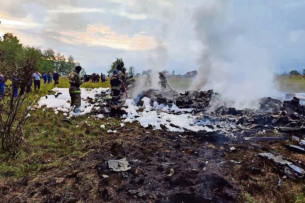 Los rescatistas, en el lugar de un accidente aéreo cerca de la aldea de Kuzhenkino, en Tver. Foto: AFP