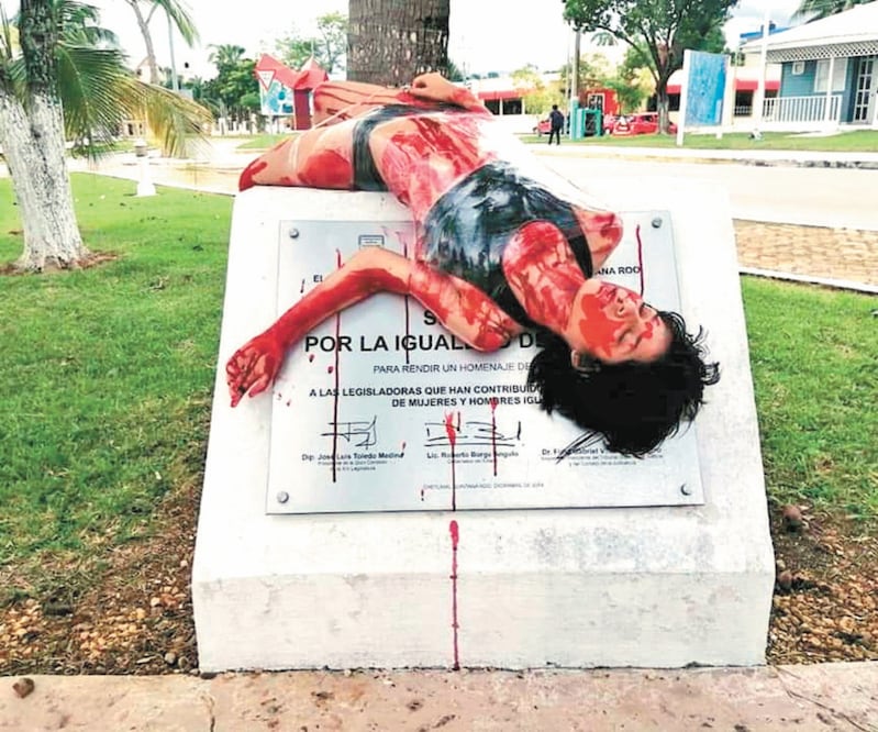 Activistas realizaron un performance frente al Congreso. MAREA VERDE QUINTANA ROO