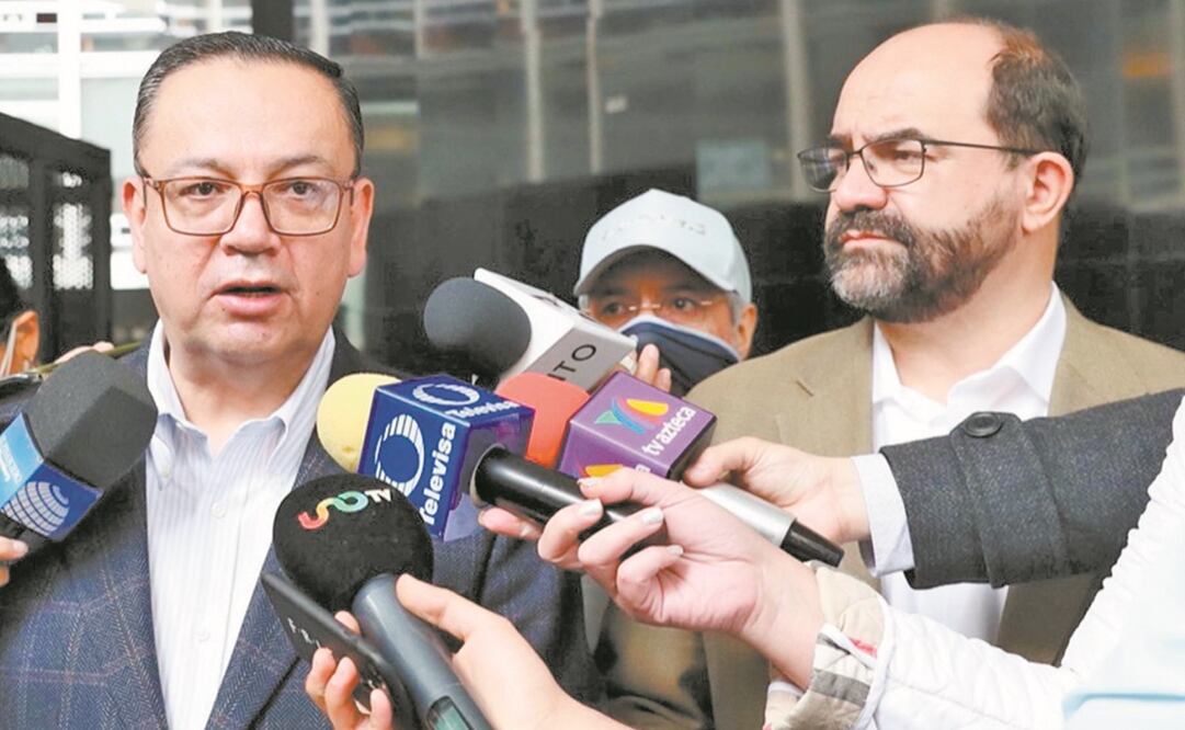 Los senadores Germán Martínez y Emilio Álvarez hablan sobre el grupo plural. Foto: ESPECIAL