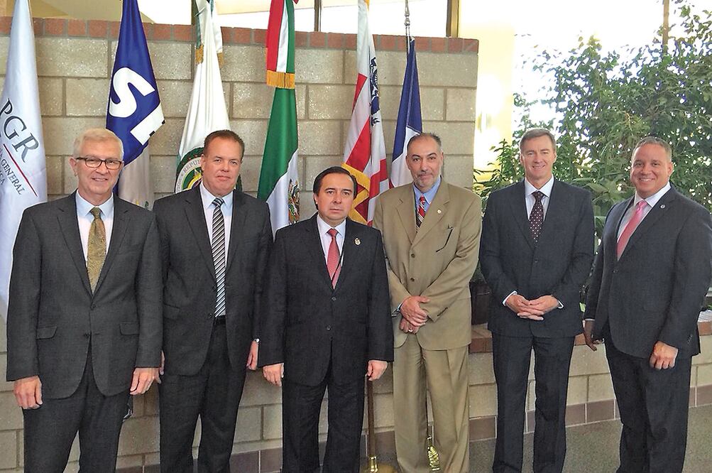 Tomás Zerón de Lucio (tercero de izq. a der.) se reunió con funcionarios de alto nivel de diversas agencias de inteligencia para colaborar en las investigaciones de reaprehensión de Joaquín El Chapo Guzmán (ESPECIAL)