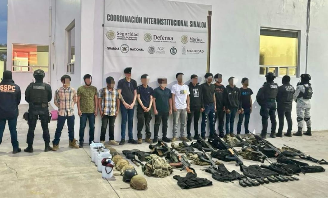 En la zona norte de Culiacán, Sinaloa, detuvieron a 12 civiles fuertemente armados, los cuales viajaban en cinco vehículos de modelos distintos (28/02/2025). Foto: Especial