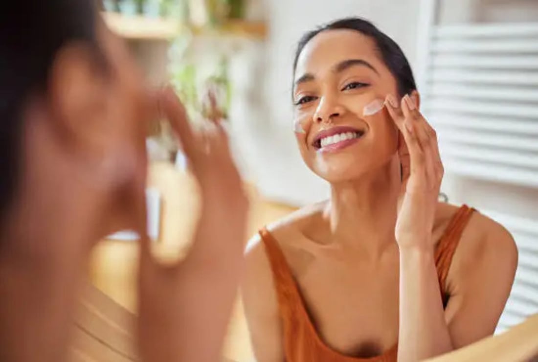 Thoa kem chống nắng giúp ngăn ngừa lão hóa sớm, cũng như các vết nám và bệnh về da (Ảnh: Unsplash)