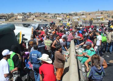 Rapiña de cerveza tras volcadura de tráiler en Zacatecas