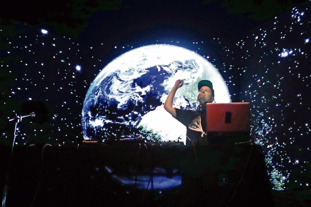 El concierto sirvió para mostrar a sus fanáticos su álbum más reciente: The Mountain Will Fall (La montaña caerá) (ARIEL OJEDA. EL UNIVERSAL)