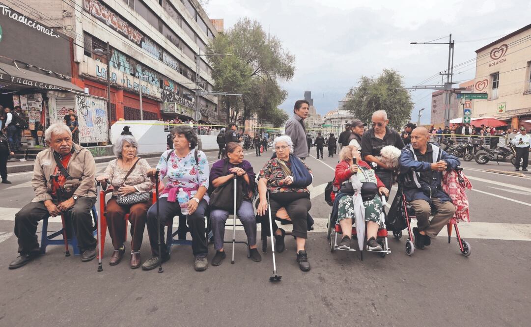 Luego de que fueron desalojados del inmueble, adultos mayores realizaron un bloqueo en Eje Central exigiendo su reubicación. Foto: de VALENTE ROSAS. EL UNIVERSAL