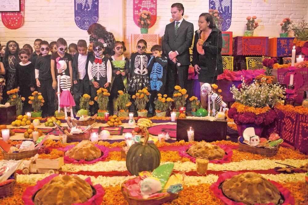 El secretario de Educación, Aurelio Nuño, visitó la Primaria 7 de Enero y convivió con los alumnos en el Día de Muertos (CRISTOPHER ROGEL BLANQUET. EL UNIVERSAL)