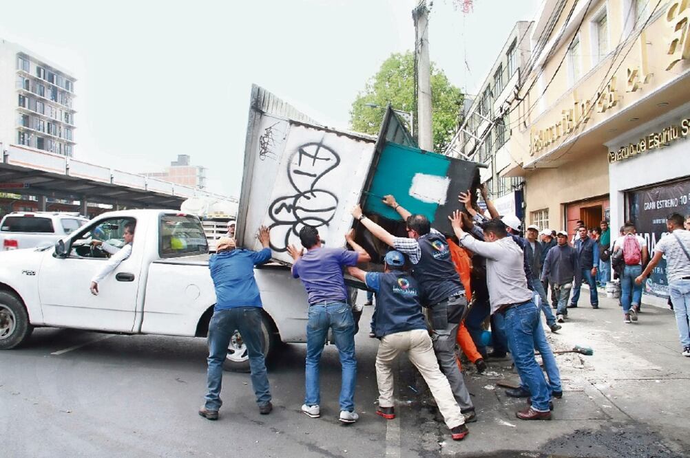Operativo. Del total de puestos retirados, 12 eran fijos, varios de ellos enfocados a la venta de alimentos, y 15 semifijos. Foto: DELEGACIÓN BENITO JUÁREZ