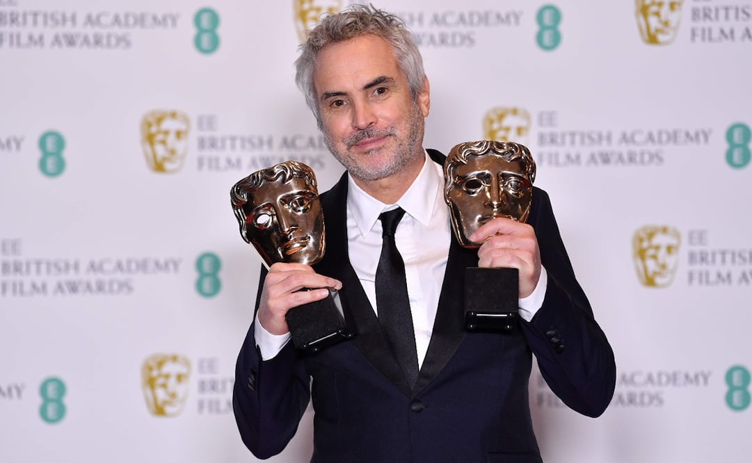 El director mexicano Alfonso Cuarón posa con los premios a la mejor dirección y a la mejor película por "Roma" en la ceremonia de los premios BAFTA de la Academia Británica de las Artes Cinematográficas y de la Televisión, en el Royal Albert Hall de Londres, el 10 de febrero de 2019.
Foto de Ben Stansall / AFP.