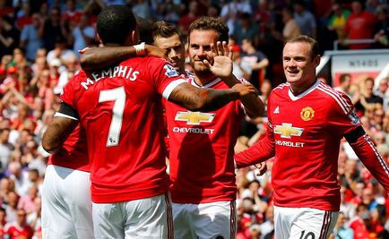 "Chicharito" se queda en la banca, en su regreso al ManU