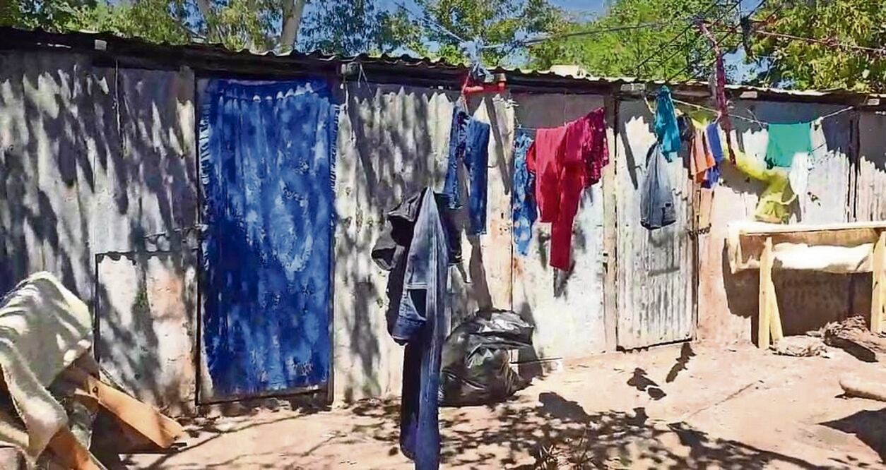 Las familias viven en asentamientos temporales, en casas de lámina de cartón donde la extrema pobreza e insalubridad son cotidianas. Foto: Especial
