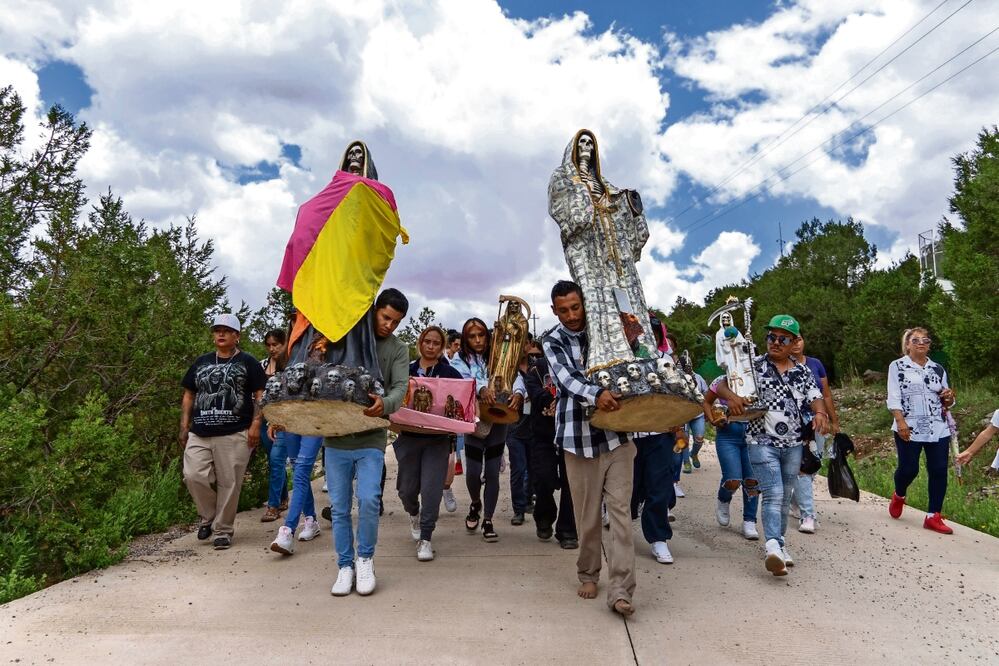 El pueblo se llena de colores y algarabía con las peregrinaciones, danzas y bailes que los habitantes que regresan hacen en honor a San Pantaleón y la Santa Muerte. Foto:  Diana Valdez/ EL UNIVERSAL