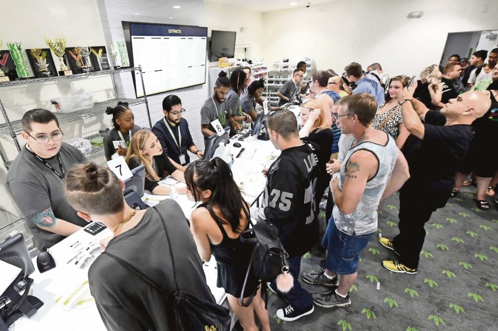 Consumidores acudieron ayer a los dispensarios en Nevada para adquirir productos de marihuana. (ETHAN MILLER. AFP)