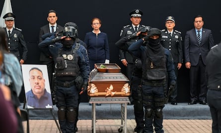 En Naucalpan rinden homenaje a comandante fallecido en cumplimiento de su labor