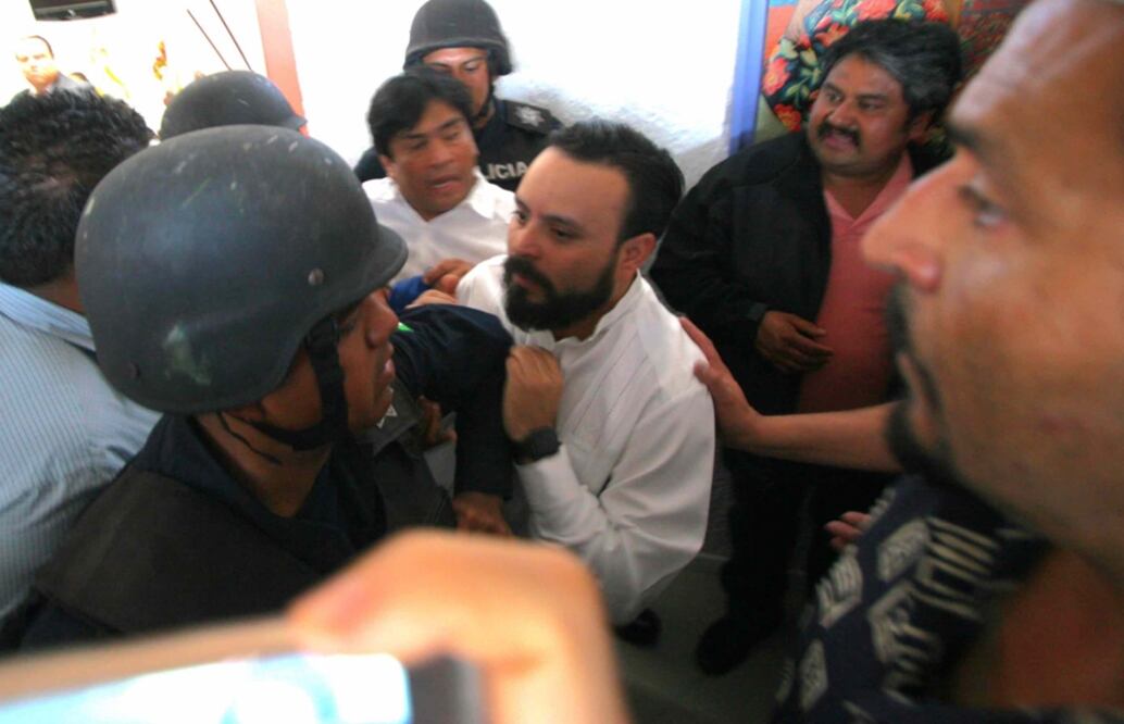 Dos bombas lacrimógenas explotaron en el Hotel Misión San Felipe de Oaxaca en el momento que integrantes del Consejo Estatal del PRD se registraban para participar en la votación para elegir al candidato perredista a la gubernatura de la entidad. Foto Cuartoscuro.com