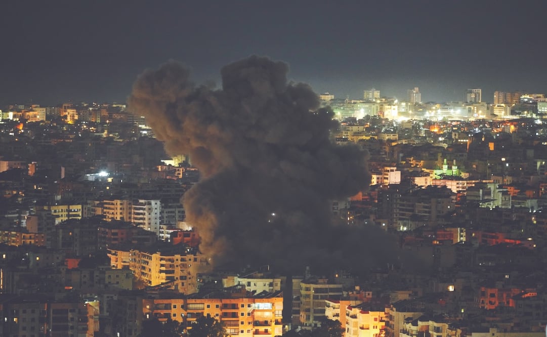 El humo se eleva tras un ataque aéreo israelí en la zona de Dahiyeh, Beirut, el jueves 5 de marzo de 2026. (Foto AP/Hassan Ammar)