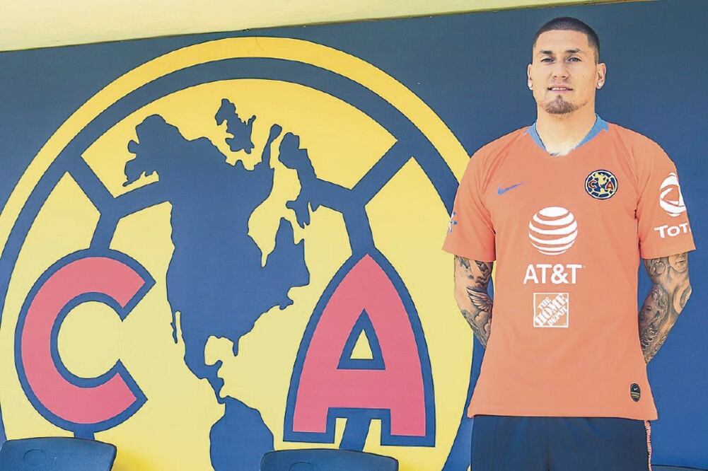 Nico Castillo ya fue presentado con sus compañeros, pero hoy no debutaría. (IMAGO7)