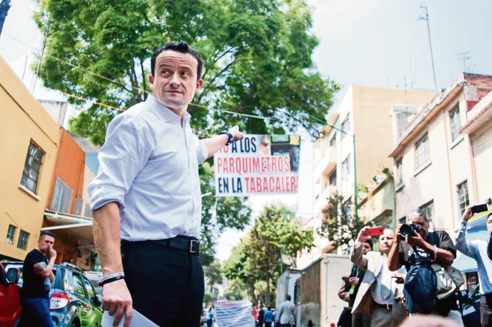 Mikel Arriola se reunió con vecinos de la colonia Tabacalera en el parque San Carlos, quienes le manifestaron su enojo por la colocación de las máquinas. (DIEGO SIMÓN SÁNCHEZ. CUARTOSCURO)