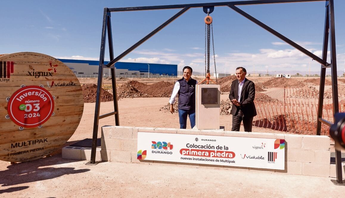 El gobernador Esteban Villegas Villarreal (izq.) y el director general de la firma Xignux, Juan Ignacio Garza Herrera, colocaronla primera piedra de la edificación de la empresa.