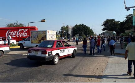 Maestros bloquean accesos a aeropuerto y central camionera de Oaxaca